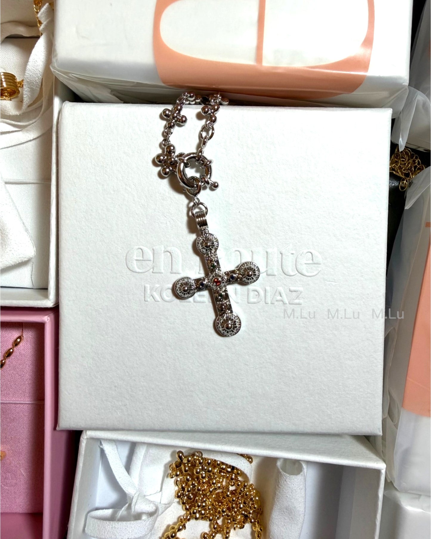 {M.Lu} en route Daisy Molecule Chain