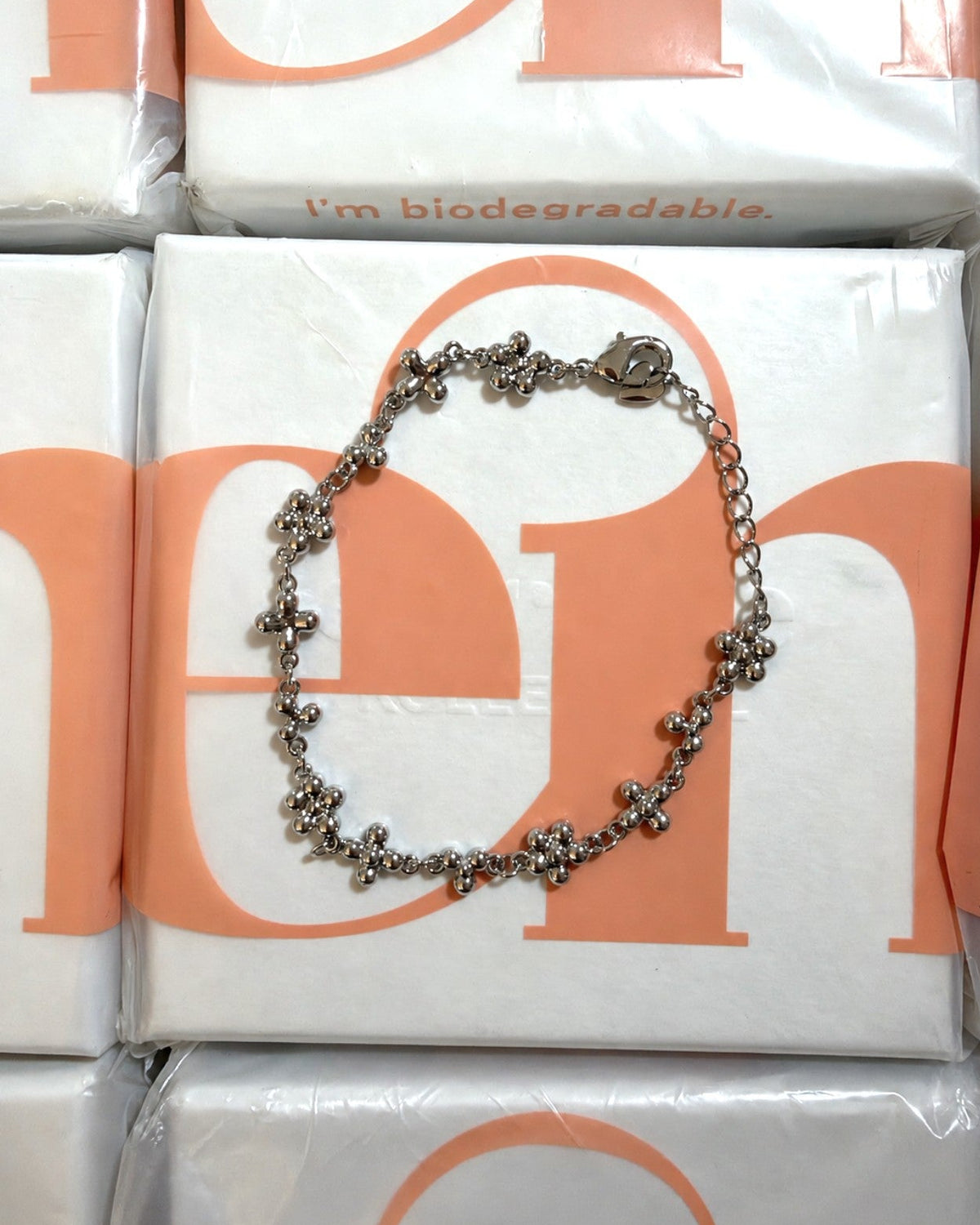 {M.Lu} en route Daisy Molecule Bracelet
